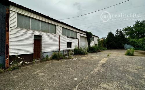 JAZERO - TEPLÁRENSKA - SKLADOVÁ HALA 450 M2 + 80 M2 SUTERÉN VÝBORNÝ STAV, POZEMOK 500 M2.