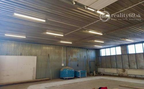 JAZERO - TEPLÁRENSKA - SKLADOVÁ HALA 450 M2 + 80 M2 SUTERÉN VÝBORNÝ STAV, POZEMOK 500 M2.