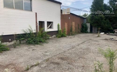 JAZERO - TEPLÁRENSKA - SKLADOVÁ HALA 450 M2 + 80 M2 SUTERÉN VÝBORNÝ STAV, POZEMOK 500 M2.