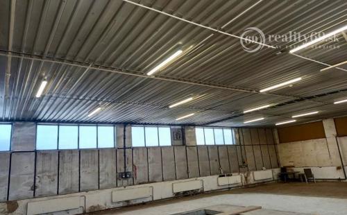 JAZERO - TEPLÁRENSKA - SKLADOVÁ HALA 450 M2 + 80 M2 SUTERÉN VÝBORNÝ STAV, POZEMOK 500 M2.