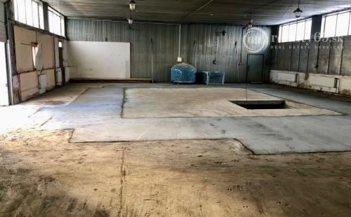 JAZERO - TEPLÁRENSKA - SKLADOVÁ HALA 450 M2 + 80 M2 SUTERÉN VÝBORNÝ STAV, POZEMOK 500 M2.