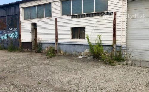 JAZERO - TEPLÁRENSKA - SKLADOVÁ HALA 450 M2 + 80 M2 SUTERÉN VÝBORNÝ STAV, POZEMOK 500 M2.