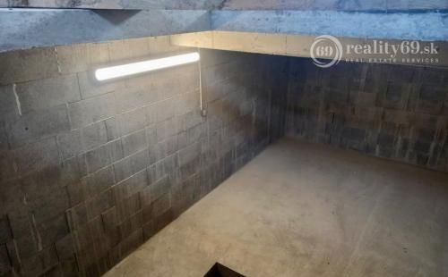 JAZERO - TEPLÁRENSKA - SKLADOVÁ HALA 450 M2 + 80 M2 SUTERÉN VÝBORNÝ STAV, POZEMOK 500 M2.