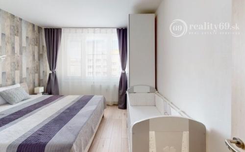 KUZMÁNYHO - BRANISKOVÁ KOMPLETNE ZREKONŠTRUOVANÝ 2 IZBOVÝ BYT V TOP LOKALITE 52 M2 S LODŽIOU.