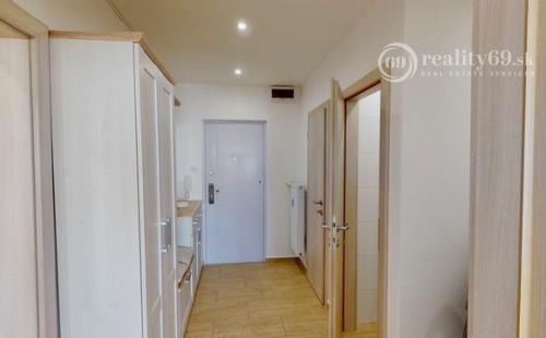 KUZMÁNYHO - BRANISKOVÁ KOMPLETNE ZREKONŠTRUOVANÝ 2 IZBOVÝ BYT V TOP LOKALITE 52 M2 S LODŽIOU.