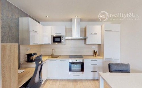 KUZMÁNYHO - BRANISKOVÁ KOMPLETNE ZREKONŠTRUOVANÝ 2 IZBOVÝ BYT V TOP LOKALITE 52 M2 S LODŽIOU.