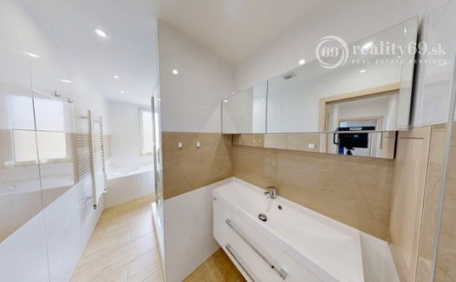 KUZMÁNYHO - BRANISKOVÁ KOMPLETNE ZREKONŠTRUOVANÝ 2 IZBOVÝ BYT V TOP LOKALITE 52 M2 S LODŽIOU.