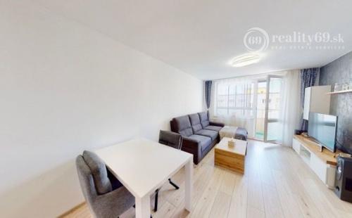 KUZMÁNYHO - BRANISKOVÁ KOMPLETNE ZREKONŠTRUOVANÝ 2 IZBOVÝ BYT V TOP LOKALITE 52 M2 S LODŽIOU.