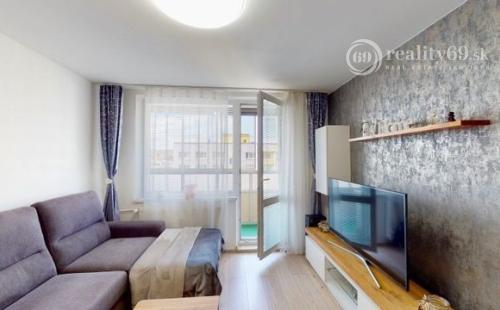 KUZMÁNYHO - BRANISKOVÁ KOMPLETNE ZREKONŠTRUOVANÝ 2 IZBOVÝ BYT V TOP LOKALITE 52 M2 S LODŽIOU.