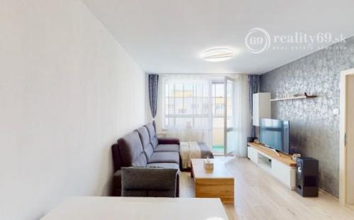 KUZMÁNYHO - BRANISKOVÁ KOMPLETNE ZREKONŠTRUOVANÝ 2 IZBOVÝ BYT V TOP LOKALITE 52 M2 S LODŽIOU.