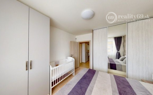 KUZMÁNYHO - BRANISKOVÁ KOMPLETNE ZREKONŠTRUOVANÝ 2 IZBOVÝ BYT V TOP LOKALITE 52 M2 S LODŽIOU.