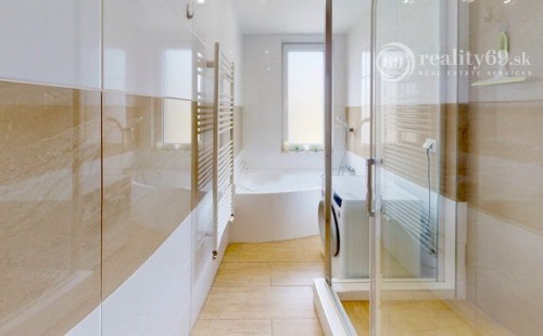 KUZMÁNYHO - BRANISKOVÁ KOMPLETNE ZREKONŠTRUOVANÝ 2 IZBOVÝ BYT V TOP LOKALITE 52 M2 S LODŽIOU.