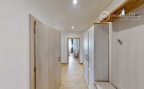 KUZMÁNYHO - BRANISKOVÁ KOMPLETNE ZREKONŠTRUOVANÝ 2 IZBOVÝ BYT V TOP LOKALITE 52 M2 S LODŽIOU.