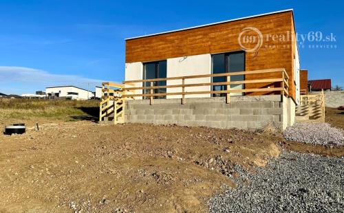 NOVÁ SUPER CENA - PREŠOV - ŠALGOVÍK - KVALITNÁ NOVOSTAVBA  3 IZBOVÉHO RD - HOLODOM.