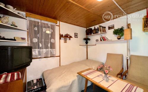 VYŠNÁ HUTKA -  DREVENÁ CHATA S KUCHYNKOU, TERASA, SKLAD, UPRAVENÝ POZEMOK.