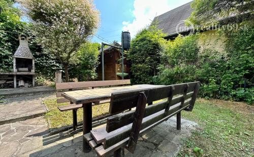 VYŠNÁ HUTKA -  DREVENÁ CHATA S KUCHYNKOU, TERASA, SKLAD, UPRAVENÝ POZEMOK.