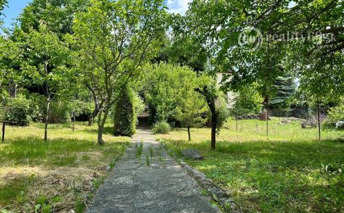 VYŠNÁ HUTKA -  DREVENÁ CHATA S KUCHYNKOU, TERASA, SKLAD, UPRAVENÝ POZEMOK.