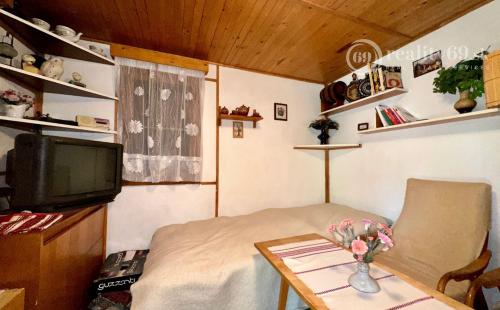 VYŠNÁ HUTKA -  DREVENÁ CHATA S KUCHYNKOU, TERASA, SKLAD, UPRAVENÝ POZEMOK.