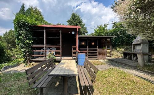 VYŠNÁ HUTKA -  DREVENÁ CHATA S KUCHYNKOU, TERASA, SKLAD, UPRAVENÝ POZEMOK.