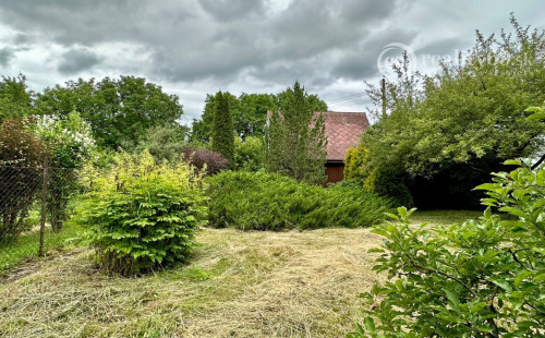 BOHDANOVCE - POSCHODOVÁ DREVENÁ CHATA, UPRAVENÝ POZEMOK.