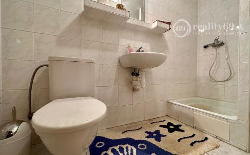 BOHDANOVCE - POSCHODOVÁ DREVENÁ CHATA, UPRAVENÝ POZEMOK.