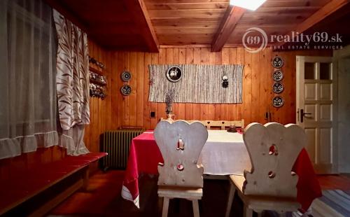 BOHDANOVCE - POSCHODOVÁ DREVENÁ CHATA, UPRAVENÝ POZEMOK.