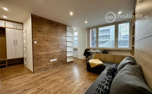 TERASA - LABORECKÁ 1 - IZBOVÝ BYT PO KOMPLETNEJ REKONŠTRUKCII