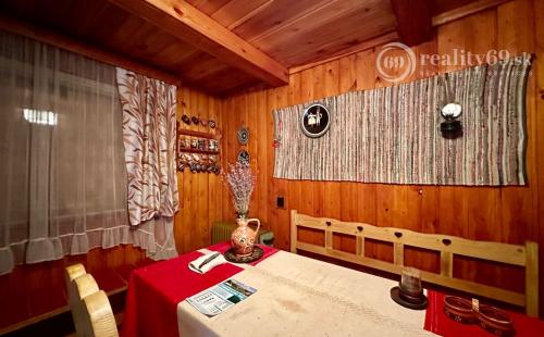 BOHDANOVCE - POSCHODOVÁ DREVENÁ CHATA, UPRAVENÝ POZEMOK.