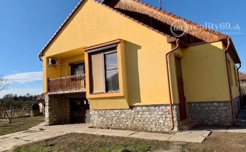 MAĎARSKO - SZENDRO PEKNÝ 3 IZBOVÝ RODINNÝ DOM PO REKONŠTRUKCII