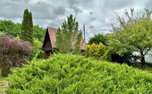 BOHDANOVCE - POSCHODOVÁ DREVENÁ CHATA, UPRAVENÝ POZEMOK.