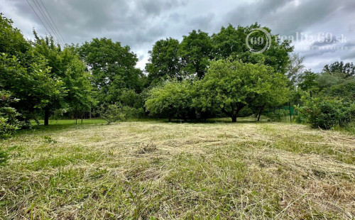 BOHDANOVCE - POSCHODOVÁ DREVENÁ CHATA, UPRAVENÝ POZEMOK.