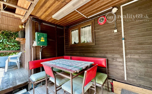 VYŠNÁ HUTKA -  DREVENÁ CHATA S KUCHYNKOU, TERASA, SKLAD, UPRAVENÝ POZEMOK.