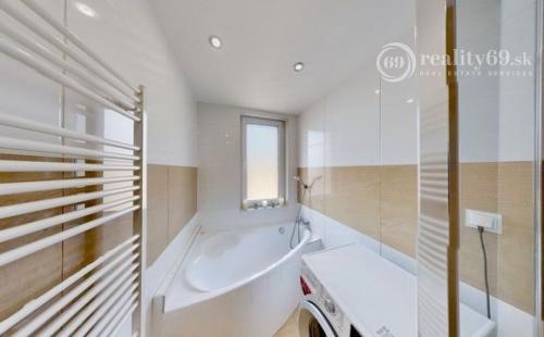 KUZMÁNYHO - BRANISKOVÁ KOMPLETNE ZREKONŠTRUOVANÝ 2 IZBOVÝ BYT V TOP LOKALITE 52 M2 S LODŽIOU.