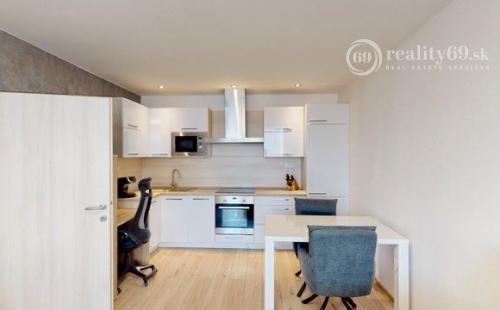 KUZMÁNYHO - BRANISKOVÁ KOMPLETNE ZREKONŠTRUOVANÝ 2 IZBOVÝ BYT V TOP LOKALITE 52 M2 S LODŽIOU.