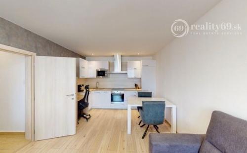 KUZMÁNYHO - BRANISKOVÁ KOMPLETNE ZREKONŠTRUOVANÝ 2 IZBOVÝ BYT V TOP LOKALITE 52 M2 S LODŽIOU.