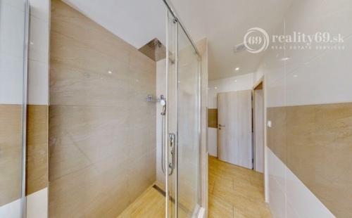 KUZMÁNYHO - BRANISKOVÁ KOMPLETNE ZREKONŠTRUOVANÝ 2 IZBOVÝ BYT V TOP LOKALITE 52 M2 S LODŽIOU.