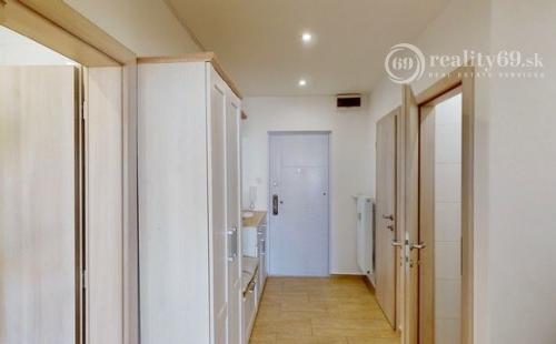 KUZMÁNYHO - BRANISKOVÁ KOMPLETNE ZREKONŠTRUOVANÝ 2 IZBOVÝ BYT V TOP LOKALITE 52 M2 S LODŽIOU.