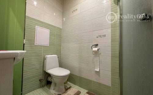 JAZERO - AMURSKÁ - 1 IZBOVÝ BYT/GARSÓNKA S LODŽIOU, PO REKONŠTRUKCII.