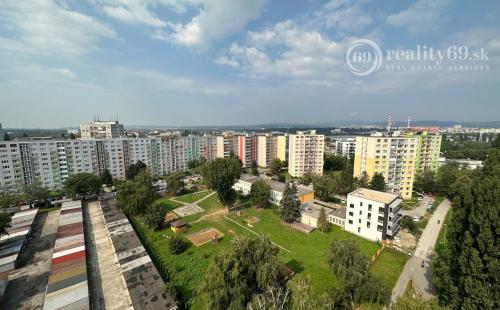 JAZERO - AMURSKÁ - 1 IZBOVÝ BYT/GARSÓNKA S LODŽIOU, PO REKONŠTRUKCII.