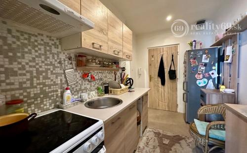 JAZERO - AMURSKÁ - 1 IZBOVÝ BYT/GARSÓNKA S LODŽIOU, PO REKONŠTRUKCII.