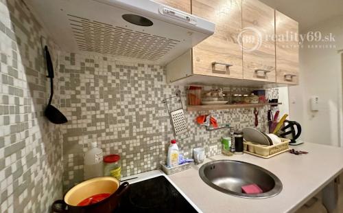 JAZERO - AMURSKÁ - 1 IZBOVÝ BYT/GARSÓNKA S LODŽIOU, PO REKONŠTRUKCII.