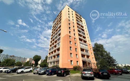 JAZERO - AMURSKÁ - 1 IZBOVÝ BYT/GARSÓNKA S LODŽIOU, PO REKONŠTRUKCII.