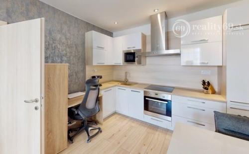 KUZMÁNYHO - BRANISKOVÁ KOMPLETNE ZREKONŠTRUOVANÝ 2 IZBOVÝ BYT V TOP LOKALITE 52 M2 S LODŽIOU.