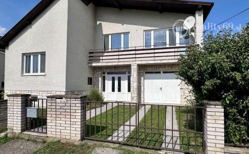 NIŽNÁ MYŠĽA - 5 IZBOVÝ RD VÝBORNÝ STAV, POZEMOK  640 M2.