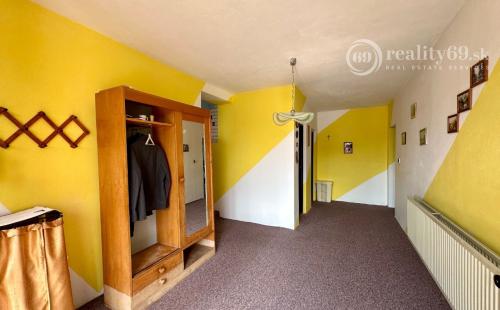 NIŽNÁ MYŠĽA - 5 IZBOVÝ RD VÝBORNÝ STAV, POZEMOK  640 M2.