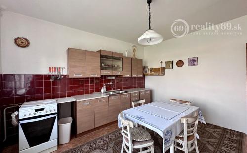 NIŽNÁ MYŠĽA - 5 IZBOVÝ RD VÝBORNÝ STAV, POZEMOK  640 M2.