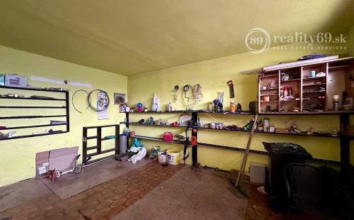 NIŽNÁ MYŠĽA - 5 IZBOVÝ RD VÝBORNÝ STAV, POZEMOK  640 M2.