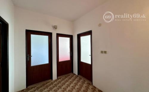 NIŽNÁ MYŠĽA - 5 IZBOVÝ RD VÝBORNÝ STAV, POZEMOK  640 M2.