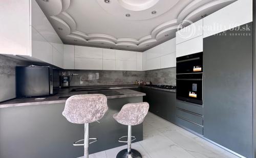 MAĎARSKO - SZENDROLAD PEKNÝ 5 IZBOVÝ RODINNÝ DOM S BAZÉNOM NA TERASE 2 X GARÁŽ.