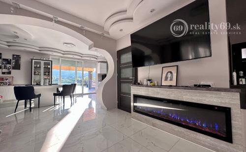 MAĎARSKO - SZENDROLAD PEKNÝ 5 IZBOVÝ RODINNÝ DOM S BAZÉNOM NA TERASE 2 X GARÁŽ.